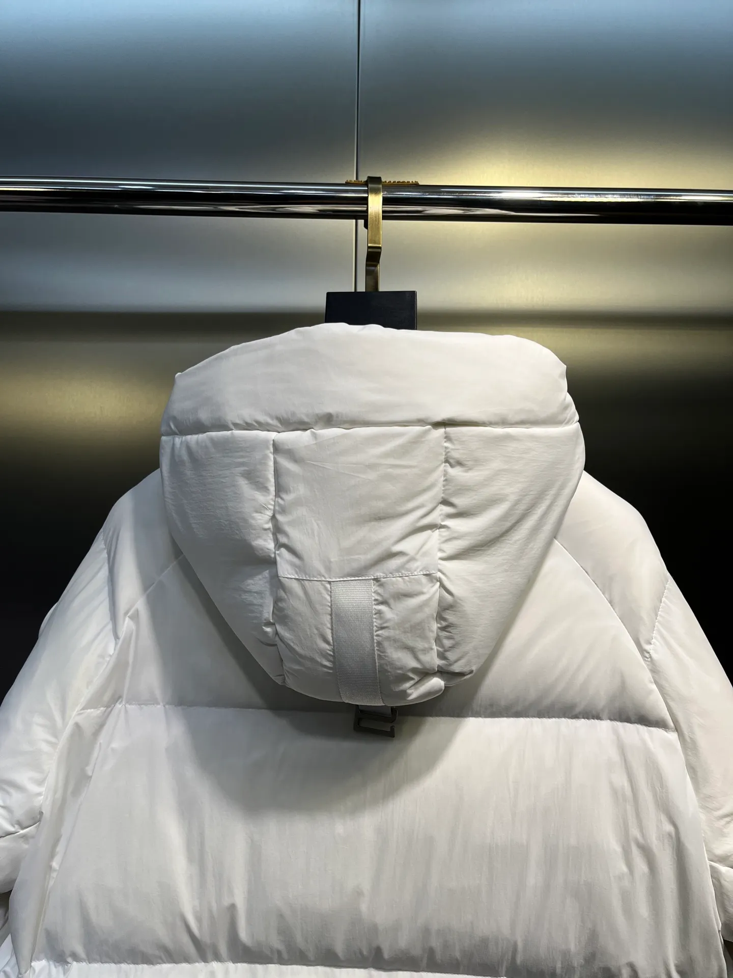 P740 Big Goose Capsule White Label Down Canada Goos* Canada Goose's new limited white label bread jacket, the same style for men and women, filled with 625 fill power white goose down, and the fabric has a satin feel. Suitable for wearing in spring and autumn in various cities, this model has a stand-up collar design, classic and versatile, and has good thermal insulation effect! Fabric + Features: ✅Fabric: 85% polyester, 15% cotton, windproof and waterproof ✅Lining: 100% polyester, windproof and waterproof ✅Filling: 80% pure white duck down, 20% pure white feathers ✅Fillness: 625 ✅Care instructions: Dry cleaning ✅Zipper: Genuine YKK two-way entrance zipper ✅TEI Temperature Feeling Index 1: Lightweight minus 5 degrees to 5 degrees Technology: ✅The fabric is made of CORDURA polyamide fabric, which is a new functional fabric and a leading technological product. The durability is 2 times higher than ordinary nylon fabric. Wear resistance, strong tear resistance, good hand feel and good color. ✅The liner is filled with imported 625 fill power 90 white duck down, the liner is reinforced with anti-runaway velvet liner, and the fly on the front center fly is designed with snap buttons to prevent ventilation and rain. Whether it is hiking, urban walking or polar exploration, this model can help you find the Cana that suits your body, activities and lifestyle. Color: pink, blue, black, white Size: xs-l
